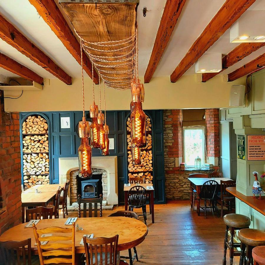Tipputs Inn, Pub, Restaurant & Boutique Flats Страуд Екстериор снимка